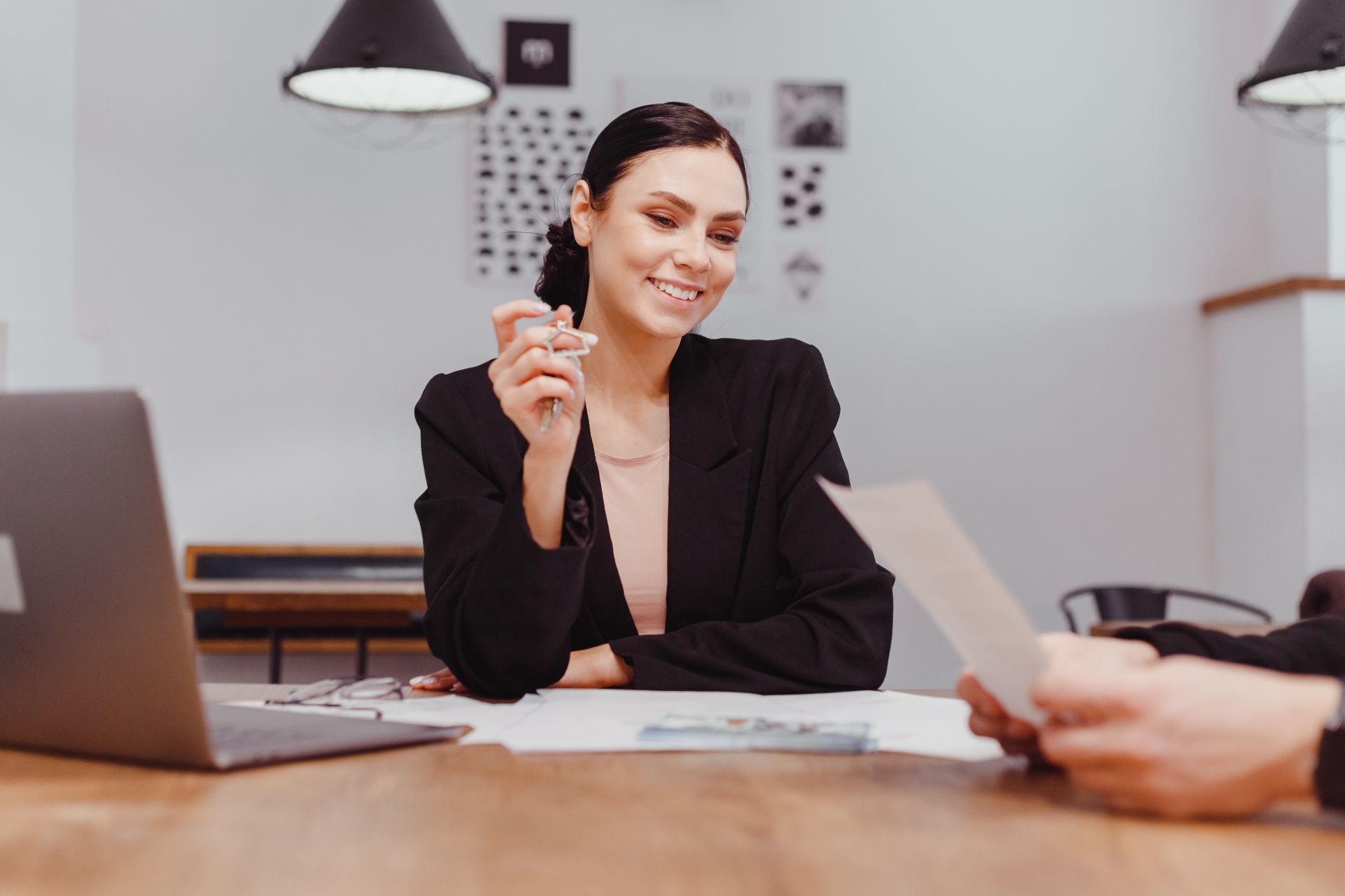 real-estate-agents-agree-to-buy-a-home-and-give-ke-K6JULNA.jpg